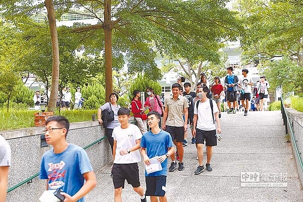 指考第2天數學乙登場,考生普遍認為題型不難,走出考場時神情輕鬆且面帶笑容。(徐養齡攝)