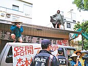 西港外環道拆屋　反對者肉身擋
