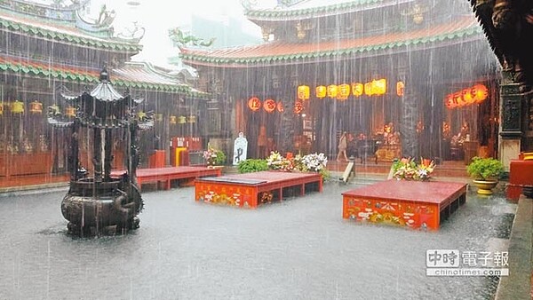 彰化2日降下大雨，中午時分雨勢最大時，鹿港天后宮廟埕淹水、三川殿也成為小池塘。（謝瓊雲翻攝）