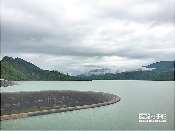 南部山區連日豪大雨，且集水區多有降雨，以供應民生用水為主的南化水庫水位達到滿水位，昨晚間自然溢流。（莊曜聰翻攝）