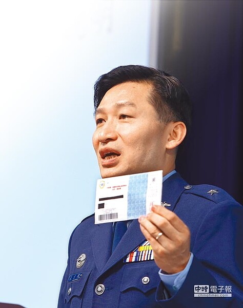 由於日前發生寄送退休俸處分書時,發生「跳格」導致退伍袍澤姓名、住址等出錯烏龍,國防部人次室處長董中興少將昨天說,受影響的是第一批、共5萬9469份,當下雖立刻通知郵局停止派送,但有約1萬3000份已送出,估計將多花郵費新台幣350萬元、印刷費80萬元,共430萬元。(陳怡誠攝)