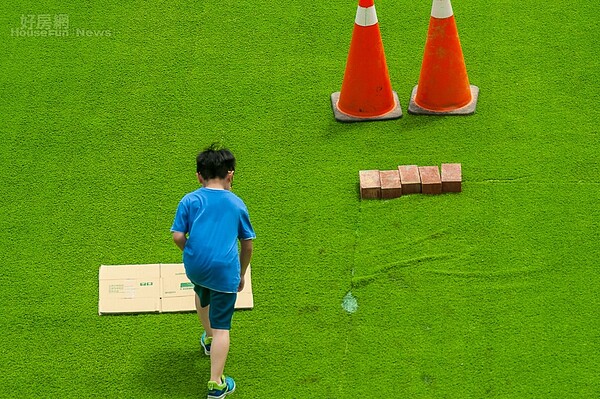 才啟用沒幾天的員山公園人造草皮滑草坡發生破損現象,現場只用三角錐擋住,並沒有專人禁止兒童進入遊玩。(好房網News記者張聖奕/攝影)