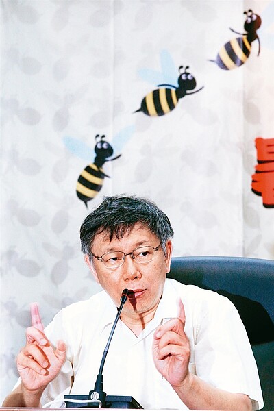 文大宿舍案延燒,對於「大群館」是否合法,台北市長柯文哲昨指出,這是歷史性問題,他也不曉得怎麼辦。 記者蘇健忠/攝影