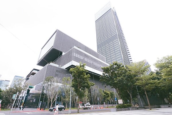 商仲調查,台北市辦公室空置率來到十年新低,預料商辦租金轉為有感上漲。南山廣場近期已開幕,6月下旬租戶陸續進駐。 圖/聯合報系資料照片