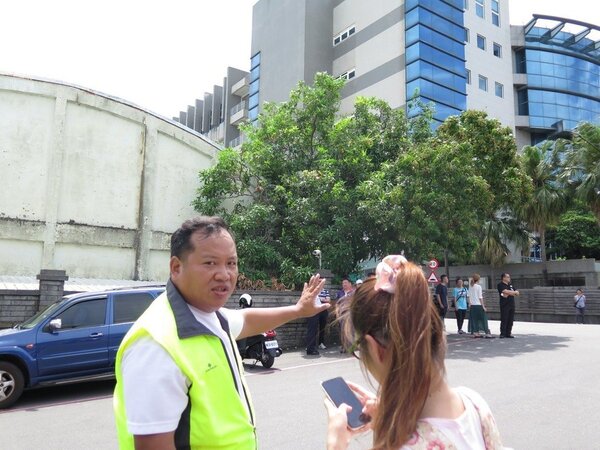 桃園市電子產業工會理事長趙建輝（左）曾是宏達電員工，呼籲受害員工與工會聯繫。記者張裕珍／攝影