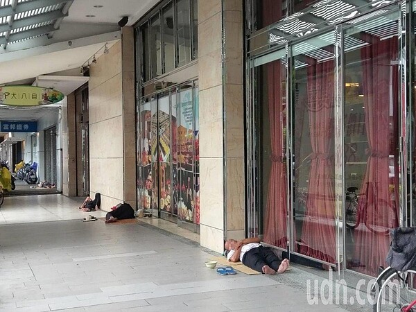 高雄捷運紅線巨蛋站出口處附近商家多、銀行也不少,最近卻成為遊民聚集場所。 記者謝梅芬/攝影