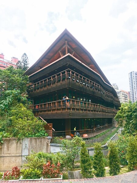 台北市立圖書館北投分館設置容量約16.32瓩的太陽能板,平均每年可提供全館10%用電。 記者魏莨伊/攝影