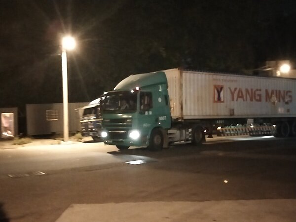 核四燃料棒凌晨起運。記者游明煌/攝影