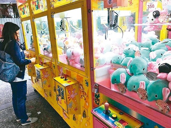 稅務局表示,即日起至9月30日止將針對夾娃娃機進行娛樂稅稅籍全面清查作業,請業者配合辦理。本報資料照片