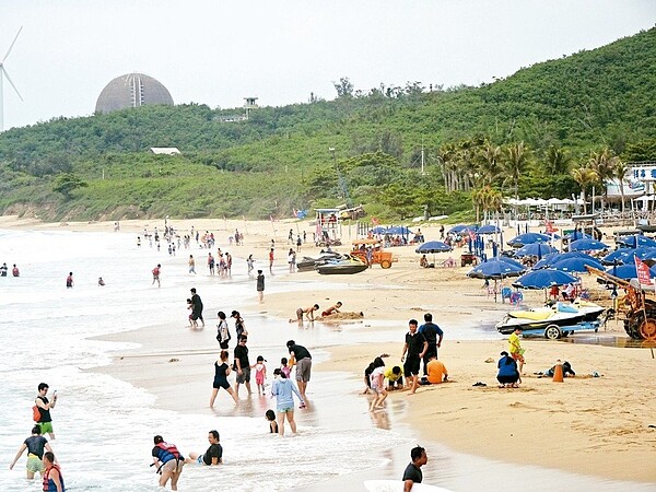 高人氣的墾丁南灣沙灘,今年暑假人氣未見回溫,水上活動業者看了傻眼。 記者潘欣中/攝影