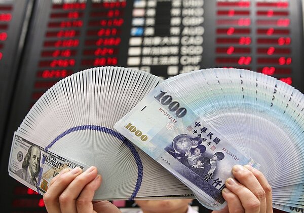 新台幣兌美元匯率一度貶逾1角,但午盤過後貶幅收斂,終場貶值6.3分,以30.586元兌1美元作收,連續二個交易日收貶,台北與元太外匯經紀公司總成交量放大為17.84億美元。 圖/聯合報系資料照片