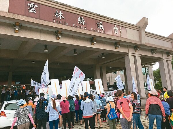 雲林縣大埤鄉豐岡村民拒與豬舍為鄰，昨天聚集到雲林縣議會抗議。 記者陳雅玲／攝影