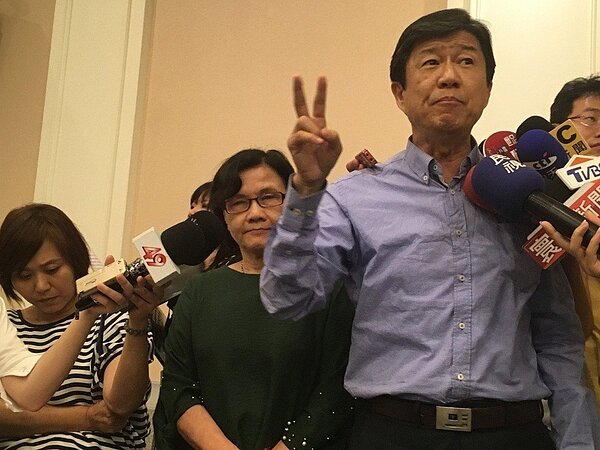 監委蔡崇義（右）、王幼玲（左）在記者會一結束，就在現場表示，同意彈劾吳茂昆，但對於他是否圖利，有所保留。記者程嘉文／攝影