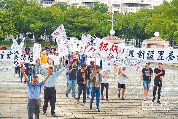 雲林縣大埤鄉豐岡村民反對村內設置養豬場,第5度持白布條向公部門抗議,3日到縣議會陳情。(周麗蘭攝)