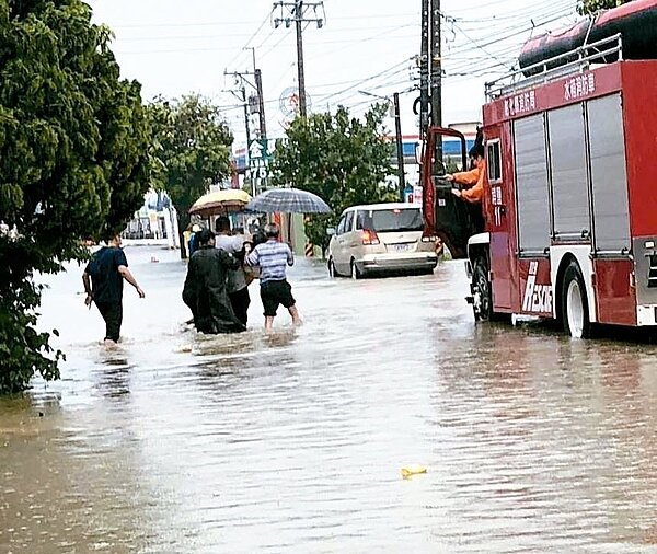 埔鹽鄉好修村水深及膝，9旬婦跌入水中，眾人又背又抱送到路口上救護車，但仍不治。 記者凌筠婷／翻攝