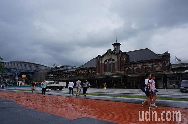 台中車站廣場完工開放,採開放式設計,讓國定古蹟舊車站的全貌呈現,不再被遮雨棚等設施阻擋。記者洪敬浤/攝影