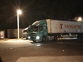 獨╱核四確定再見！凌晨燃料棒起運　8貨櫃車送碼頭回美國