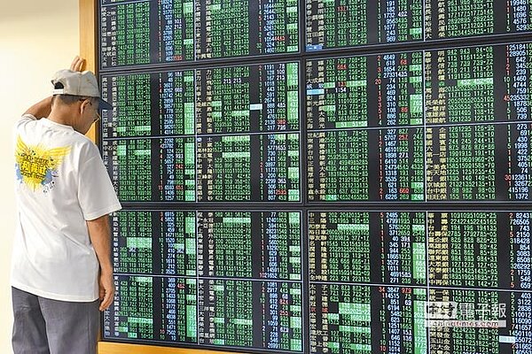 受貿易戰等因素影響,台股昨日年線失守,下跌62.22點,終場收在10715.72點,金管會證期局副局長張振山表示,和其他亞洲市場相比,台股仍抗跌。(本報資料照片)