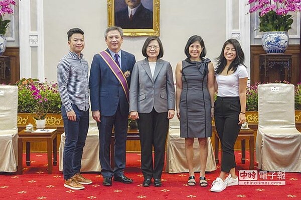 總統蔡英文(圖左三者)頒發大綬景星勳章,給予即將離任的AIT台北辦事處處長梅健華(左二)。圖/總統府提供