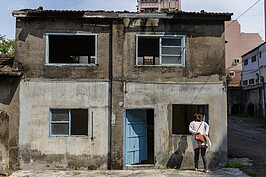 憲光二村因屬於晚期眷村，因此在興建材料上大都是水泥磚造的建築，所以高度上也比早期眷村還要來得高許多。這種樣式眷村在台北市信義區的四四南村也可看到。