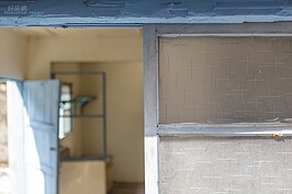 現在已經越難看到的十字紋霧面玻璃，在當年幾乎是家家戶戶窗戶上必出現的款式。