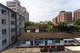 憲光二村的眷舍有公寓式也有平房式。買賣時大都賣給同樣當憲兵的人。當年都是一樓平房式的樣貌，但是現地卻有二樓甚至三樓的眷舍，是否為自行加建則有待考證。