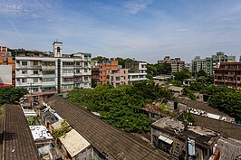 憲光二村平房型的建築特色主要採用長型大樑貫通式的方式興建，然後再利用牆面隔成一間一間的乙種或丙種不同坪數大小的房子。因此站在高處看憲光二村的屋頂，最大的特色就是一條條連成一片的模樣。