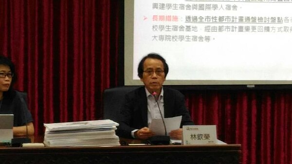 台北市副市長林欽榮說明北市府將與教育部合作,解決大學宿舍不足問題。記者莊琇閔/攝影