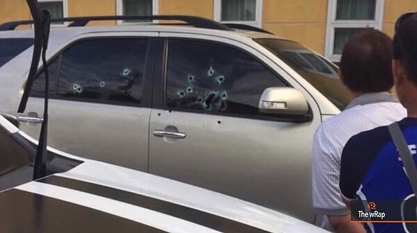 菲律賓新埃西哈省提尼奧將軍鎮長波特所乘車輛,3日遭埋伏槍手開槍。畫面擷自YouTube/Rappler