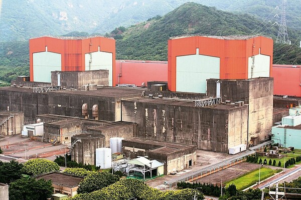 核二廠輻射監測器昨天下午發出警訊13分鐘。原能會表示,初步查證為爐水淨化系統用過樹脂傳送到逆洗接收槽靜置,由於與該槽連接管閥內漏,導致放射性氣體直接釋出。 圖╱聯合報系資料照片