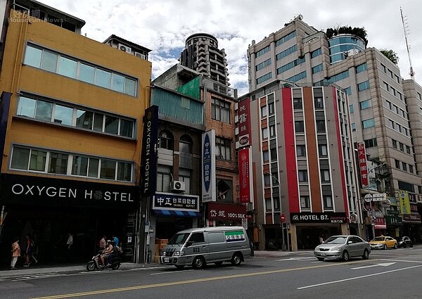 重慶南路一段商業氣息重，舊書店夾縫中求生存。