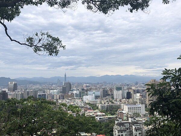 今天至周六西南風逐漸減弱,清晨至上午間中南部地區有局部短暫陣雨或雷雨,其他地區為多雲到晴,午後各地有局部短暫雷陣雨。記者侯俐安/攝影