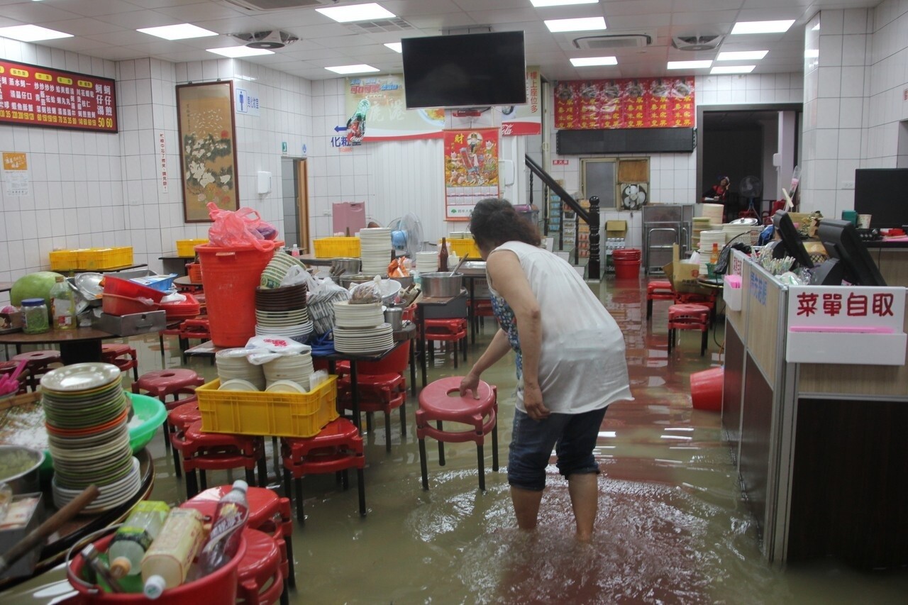 鹿港鎮天后宮商圈店家在前二天的大雨中都泡水了。記者林宛諭／攝影