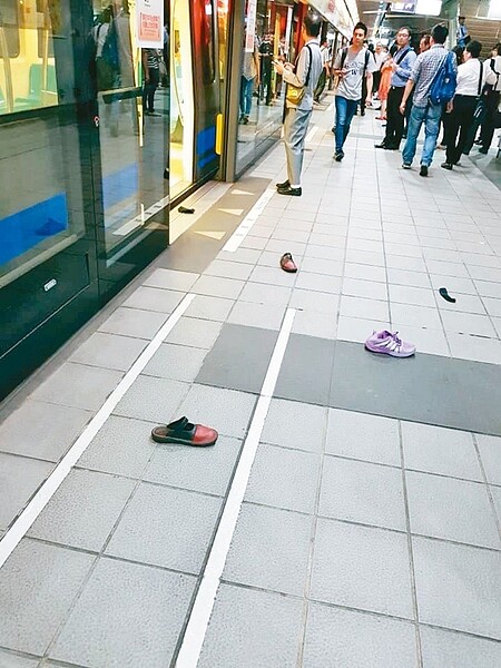 台北捷運昨早9時4分,一開往象山站的列車停靠大安站時,因車內有老鼠引起民眾恐慌推擠衝下車。 圖/取自臉書「爆料公社」