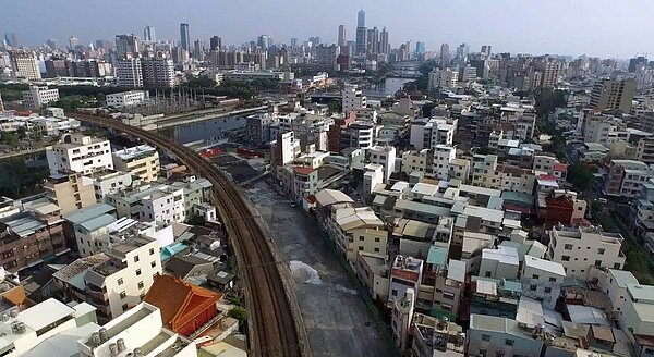 高雄鐵路地下化即將通車,市府都發局鼓勵沿線老舊建物申請都更重建或建築改造。圖/高市府提供