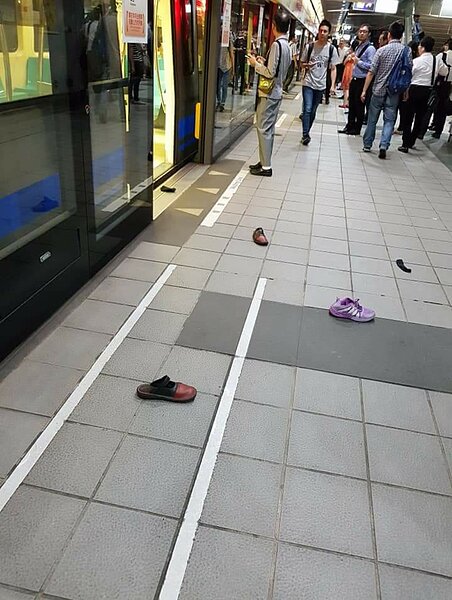 台北捷運疑因老鼠引發乘客恐慌推擠,宛如電影「屍速列車」情節。圖/翻攝自臉書爆料公社