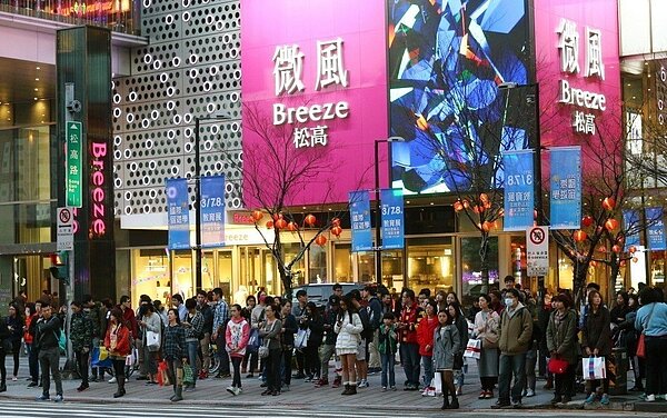 信義商圈吸客力已超越東區。 聯合報系資料照片／記者趙文彬攝影