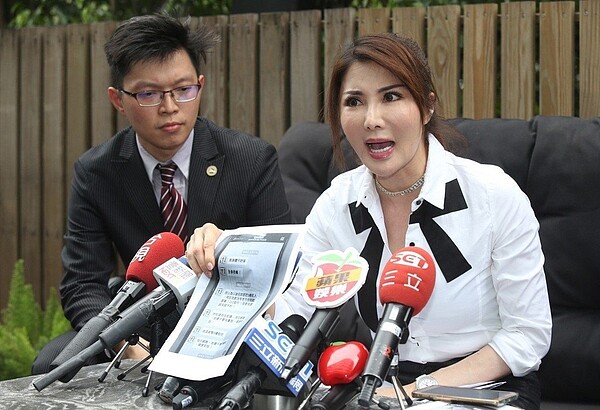 武打女星楊麗菁今天下午在律師陪同下,控訴前男友龔偉綸的惡劣行徑,以及交往以來的心路歷程,現場哭求對方放過她。記者林俊良/攝影