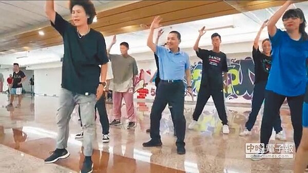 侯友宜和街舞少年一起跳舞。(引自侯友宜競選廣告)