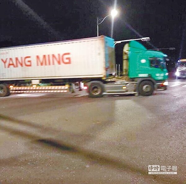 第一批80束燃料棒,4日凌晨0時許悄悄地從核四廠出發,由「陽明海運」貨櫃車所承載,摸黑沿著濱海公路台2線送往基隆港。(張穎齊翻攝)