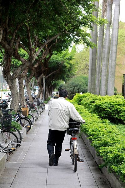 北市長柯文哲今天在臉書表示,設了4萬多個單車停車位後,開始加強拖吊違規停放腳踏車,而且依法收取「移置費」與「保管費」,光是違規拖吊收費上路的第一個月,我們就拖了600多輛。圖/柯文哲臉書