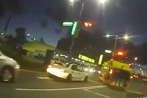 楠梓區清潔隊垃圾車被拍到紅燈違規左轉。圖/翻攝自爆料公社