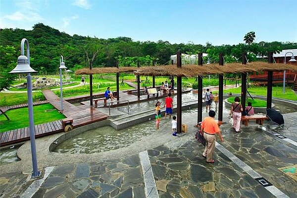 楠西區龜丹溫泉區近年來逐漸發展，市府觀旅局也將當地龜丹溫泉體驗池委外經營，讓遊客體驗泡腳。（南市府觀旅局提供）
