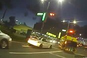 把垃圾車當救護車開？楠梓清潔隊頻闖紅燈被檢舉