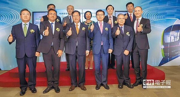 捷運綠線GM01標機電系統統包工程5日舉行簽約儀式，市長鄭文燦（前排中）及德國西門子公司、中華工程、韓國現代樂鐵所組成的團隊都到場。（甘嘉雯攝）
