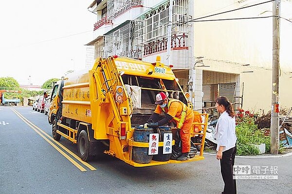 大樓清潔員誤以為是死者是洋娃娃,搬上推車移至大樓的垃圾回收站,才驚覺是真人,嚇得報警,事後趕緊到廟裡收驚,家人直呼「超瞎」,此為示意圖。(周麗蘭攝)