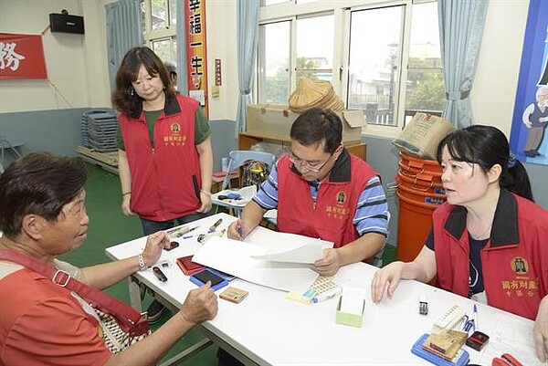 財政部國有財產署於4、5、10日上午10時至下午2點在新庄社區活動中心提供到場收件服務，協助農民辦理申租作業。（周麗蘭攝）
