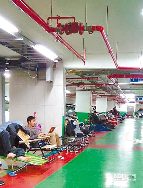 北市公有停車場開放購買月票,售票前民眾總是徹夜排隊,為此北市停管處將試辦線上登記抽籤。(本報資料照)