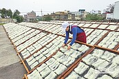 連日大雨　朴子日曬米粉業者頭疼