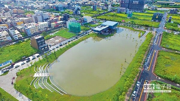暴雨讓圓林園幻化美麗的湖泊,鹿港鎮公會堂淹成大水塘,也要結合鹿港溪,催生滯洪池的景觀公園。(吳敏菁翻攝)